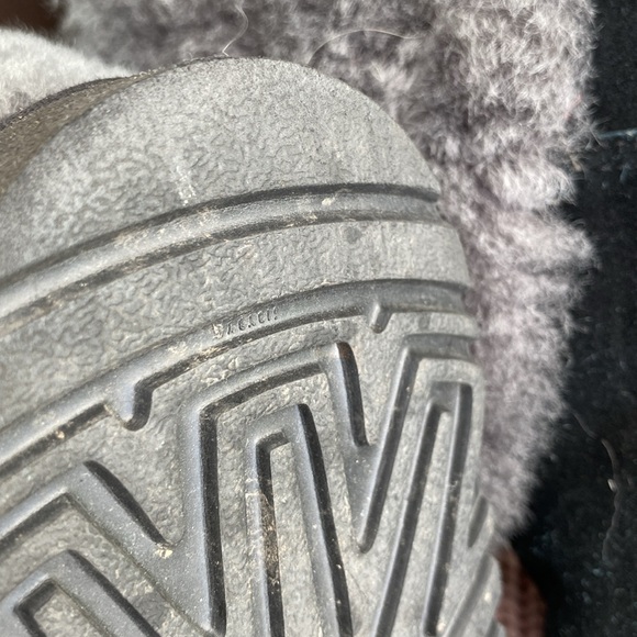 Girls UGGS - Picture 8 of 12